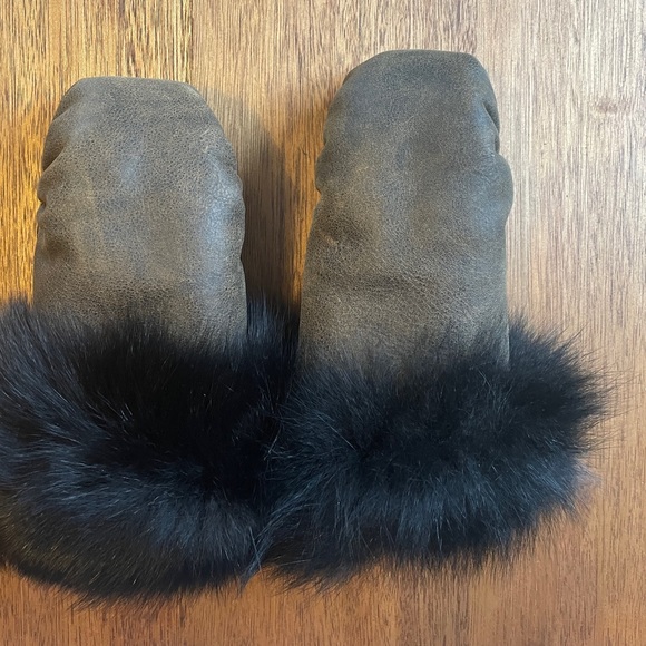 Traditional Inuit leather & fur mittens - Picture 2 of 12